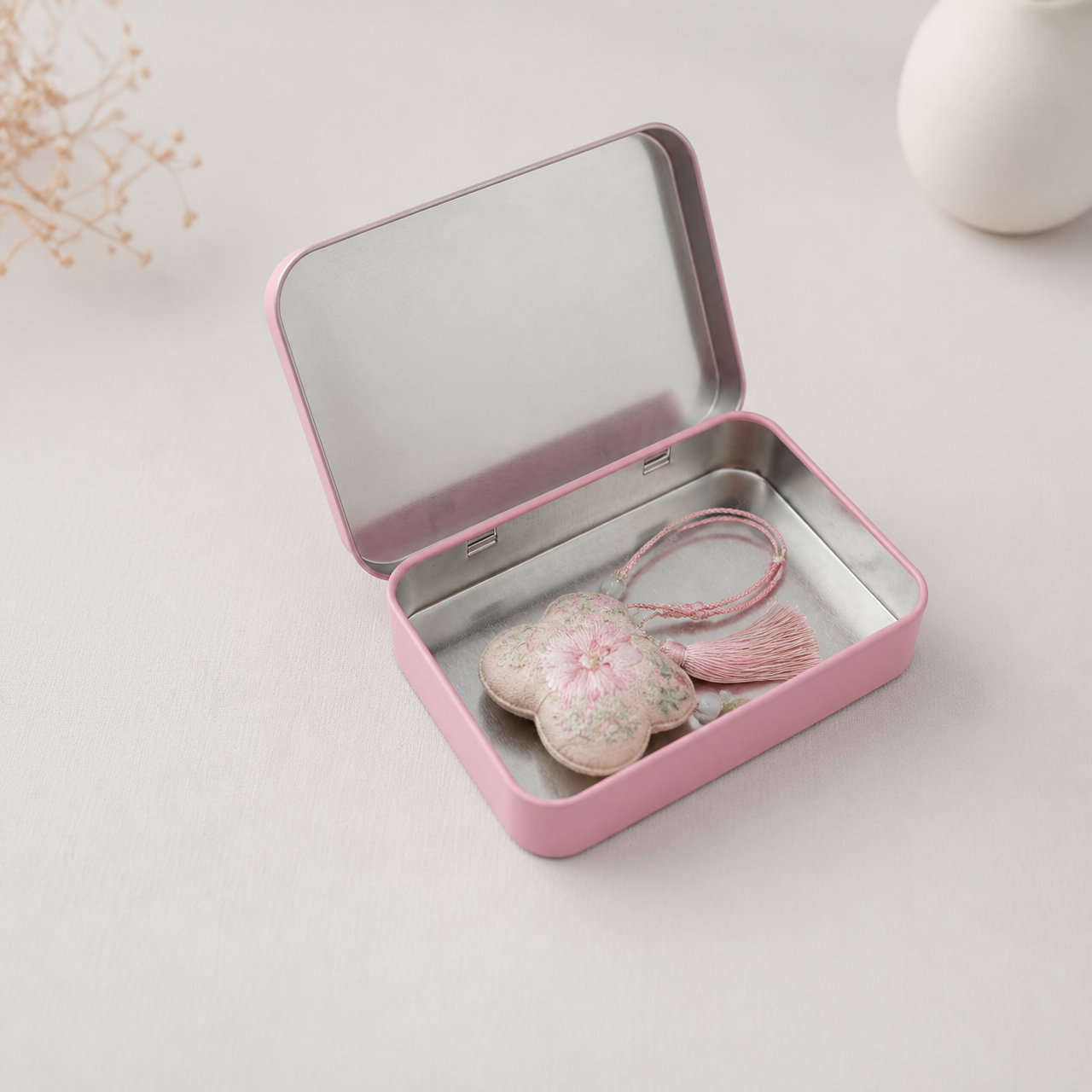 H356e16d70c314c34bdc02288c47352f7M Bespoke Printed Tin Boxes for Jewelry Accessories
